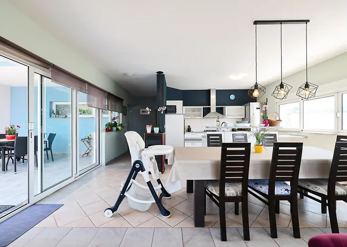 Anna וילה זאדאר